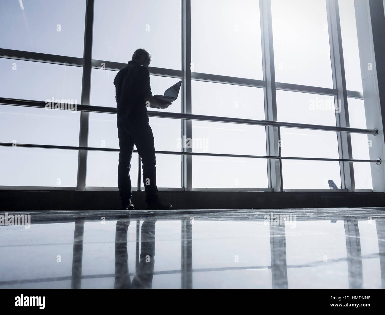 Mann mit Laptop im Flughafenterminal Stockfoto