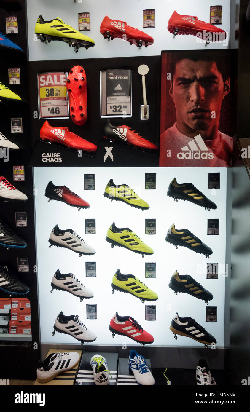 Adidas Fußballschuhe im UK Store Stockfotografie - Alamy