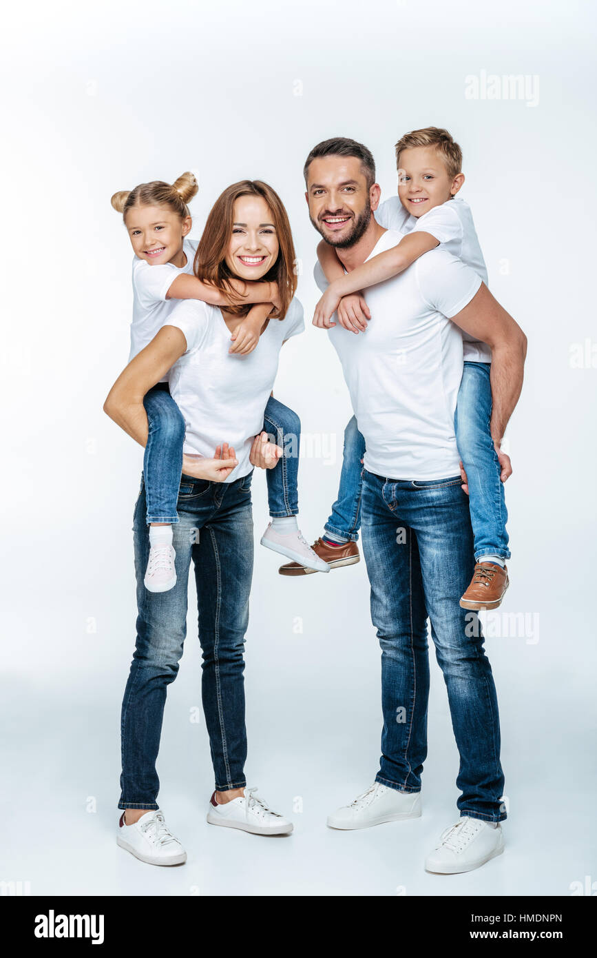 Eltern, glückliche Kinder Huckepack Stockfoto