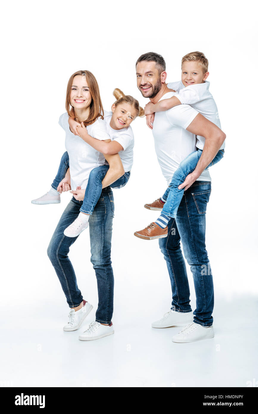 Eltern, glückliche Kinder Huckepack Stockfoto