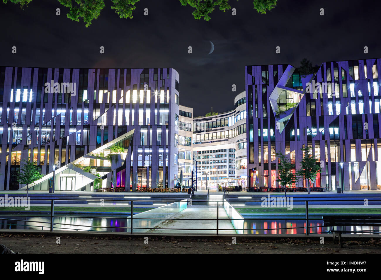 Düsseldorf - ca. SEPTEMBER 2016: Kö-Bogen Mall Düsseldorf Stadt in Deutschland bei Nacht. Stockfoto