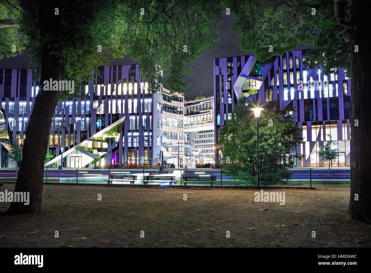 Düsseldorf - ca. SEPTEMBER 2016: Kö-Bogen Mall Düsseldorf Stadt in Deutschland bei Nacht. Stockfoto