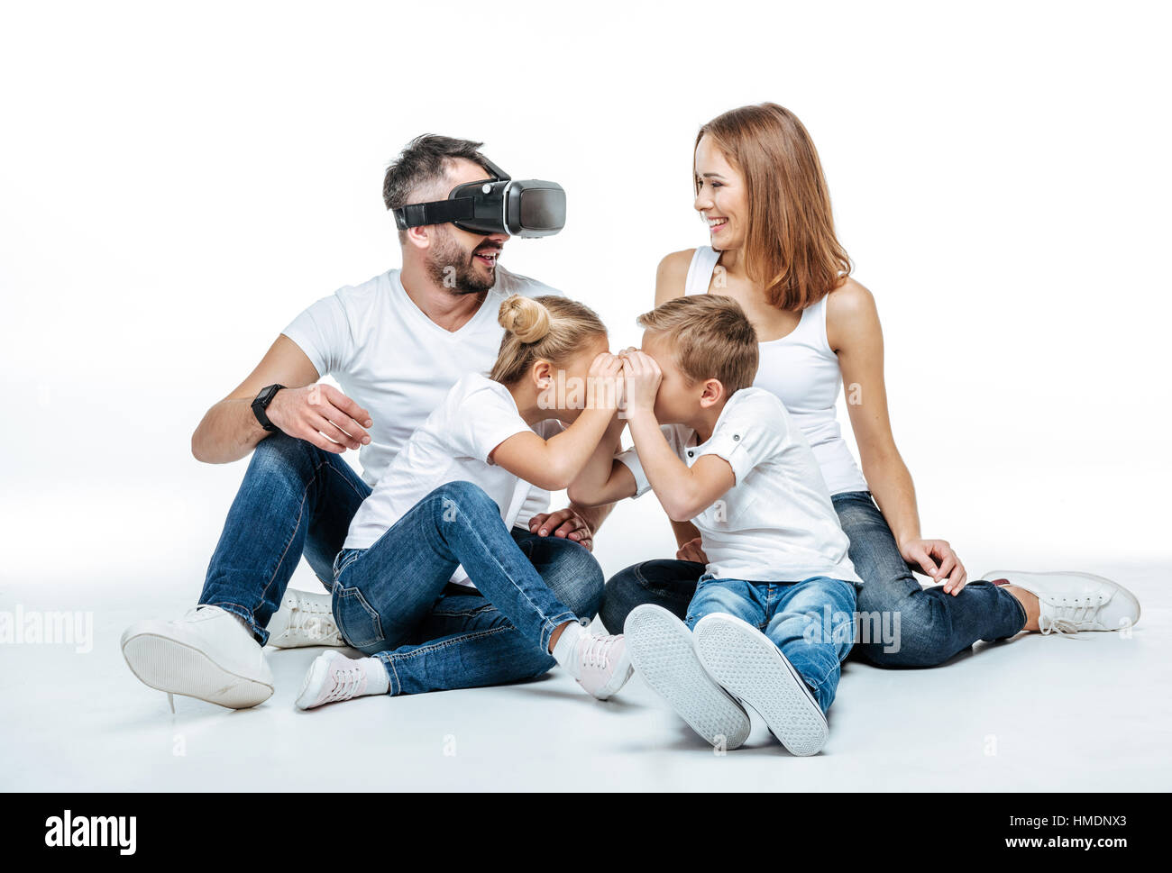 Mann in virtual-Reality-Kopfhörer mit Familie Stockfoto