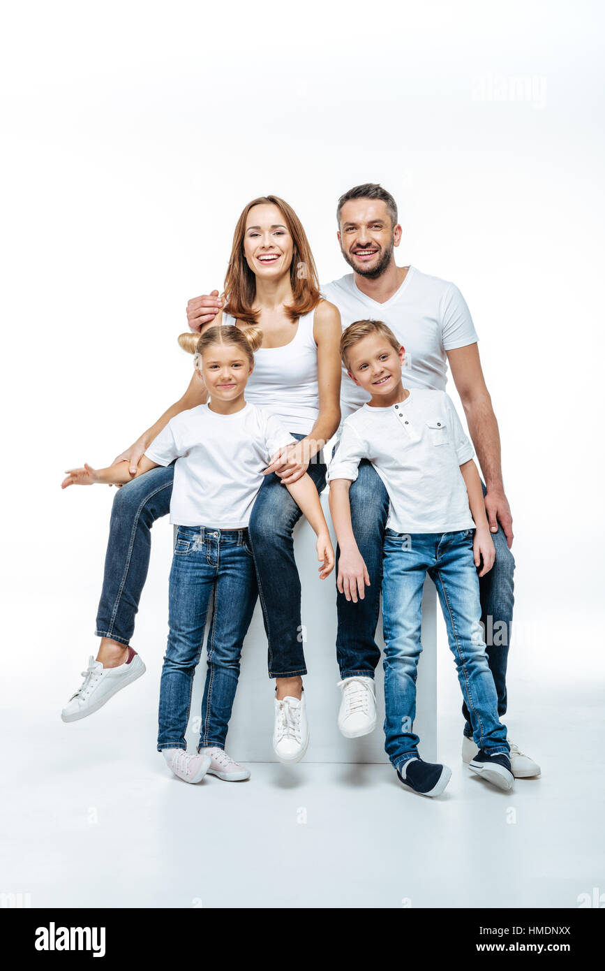 Glückliche Eltern mit Kindern in weißen t-shirts Stockfoto