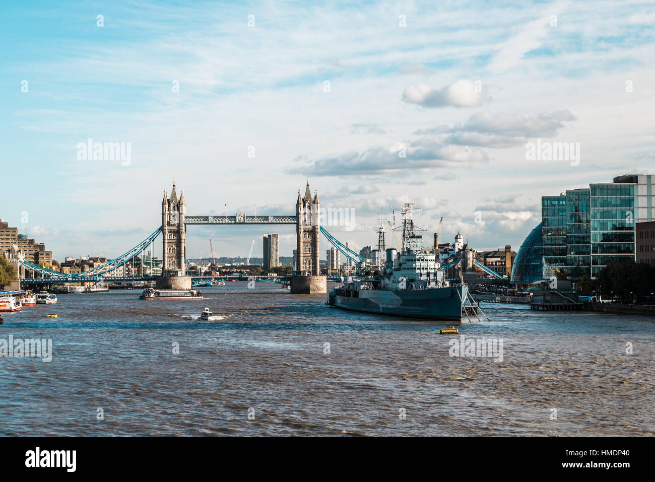 London, Vereinigtes Königreich - 18. Oktober 2016: Blick auf die Tower Bridge und das Kriegsschiff Hms Belfast auf den Fluss Themse in London, England Stockfoto