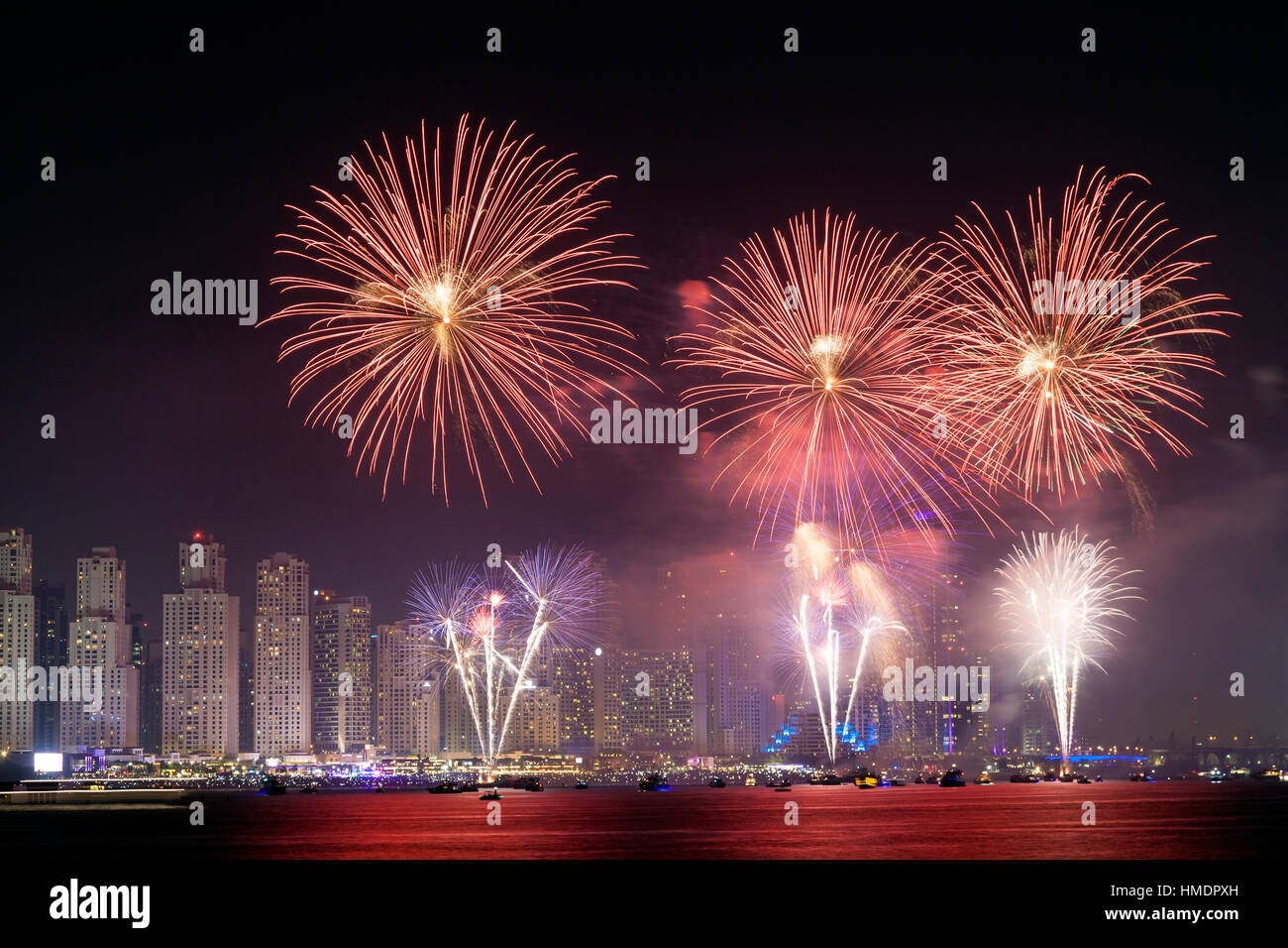 Das 45. Nationalfeiertag der VAE Feier Feuerwerk in der Dubai Marina Stockfoto