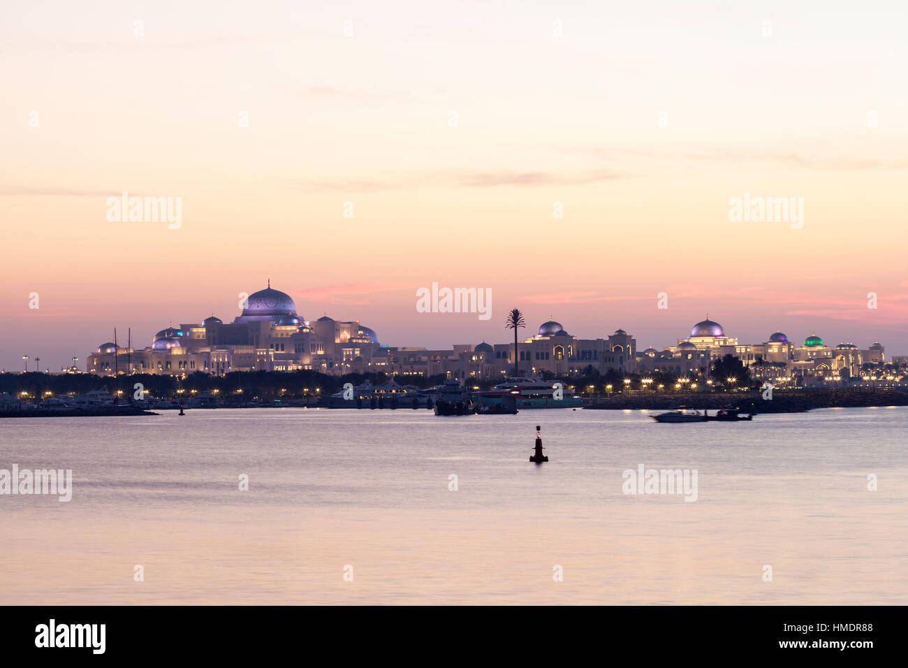 Neue Präsidentenpalast beleuchtet in der Nacht, Abu Dhabi Stockfoto
