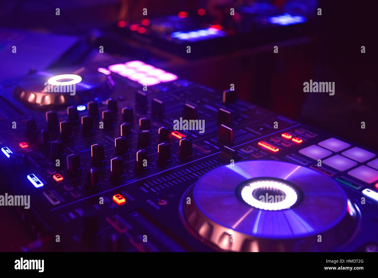 DJ mix Musik mit Club ligths Stockfoto