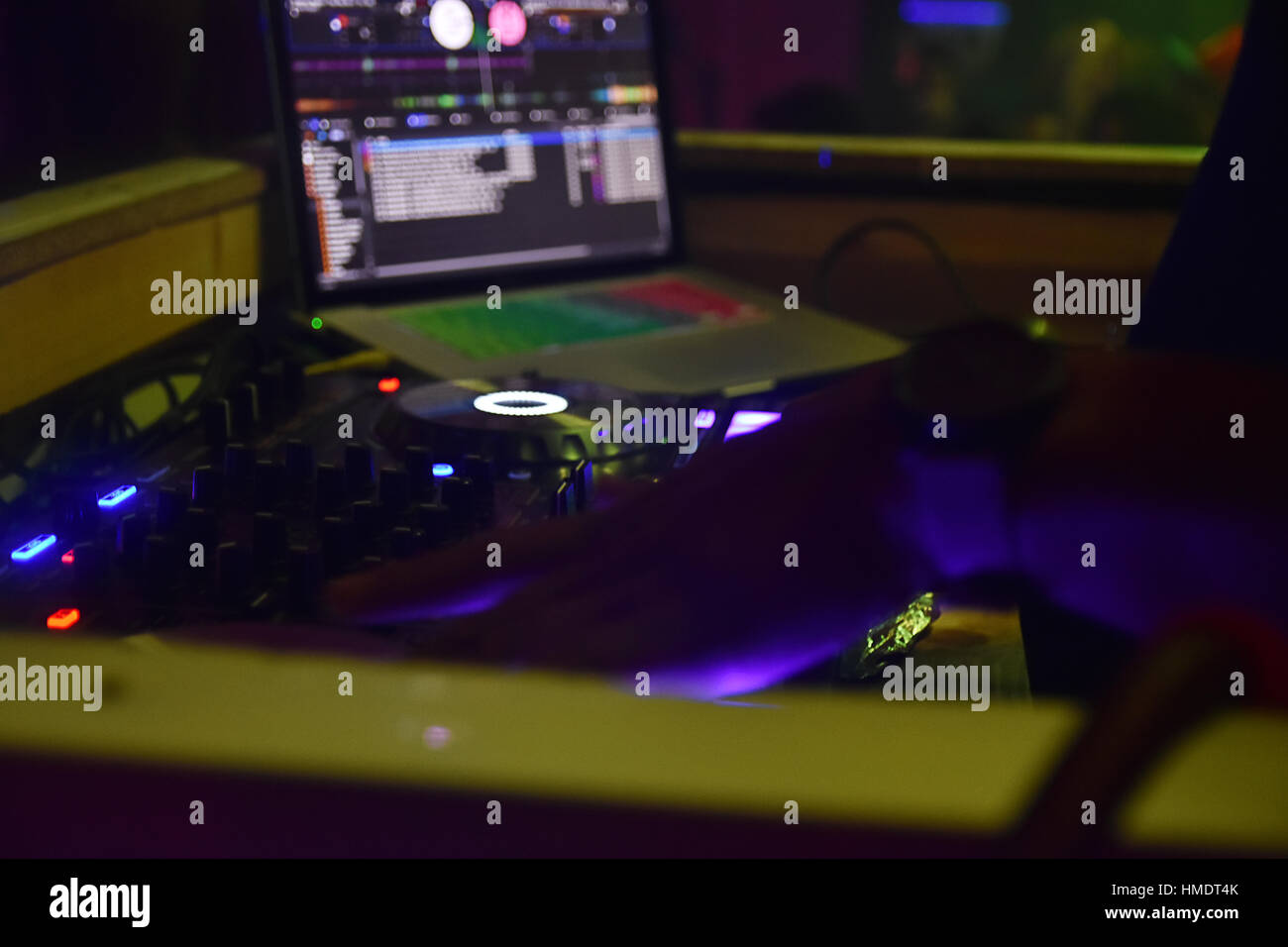DJ mix im Nachtclub mit gelben Tönen Stockfoto