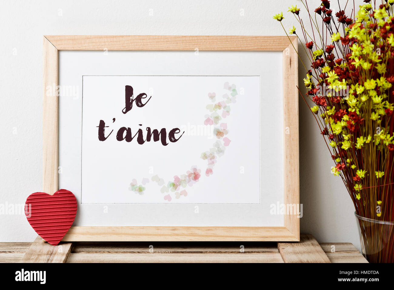 ein Holz-gerahmte Bild mit einer Illustration, gemacht von mir, mit einigen Herzen und den Text Je t Aime, ich liebe dich, geschrieben in Französisch, ein rotes Herz und Stockfoto
