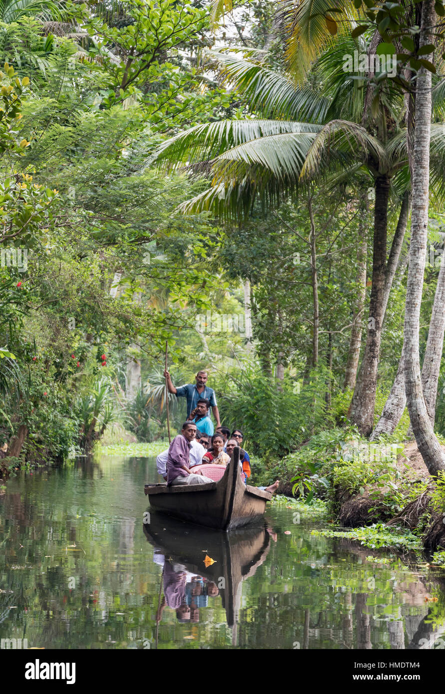 Gruppe von indischen Touristen auf einem Boot, Backwaters, Kerala, Indien Stockfoto