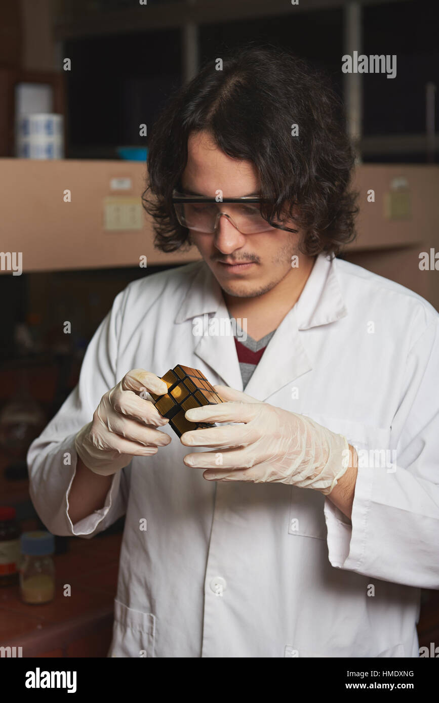 junge Wissenschaftler Mann Problemlösung im Labor Stockfoto