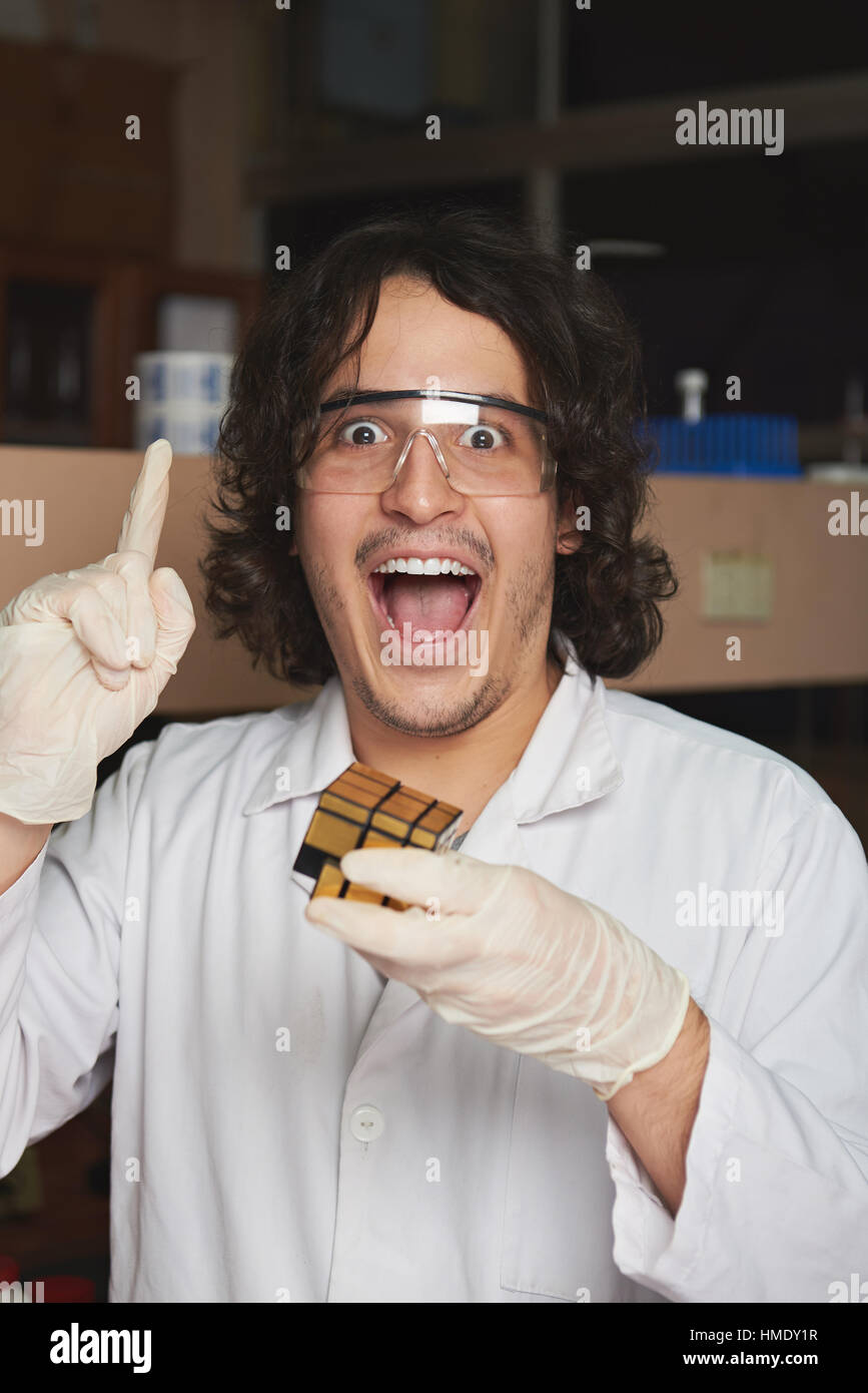 Junge glücklich Chemiker mit neuen Idee im Labor Stockfoto