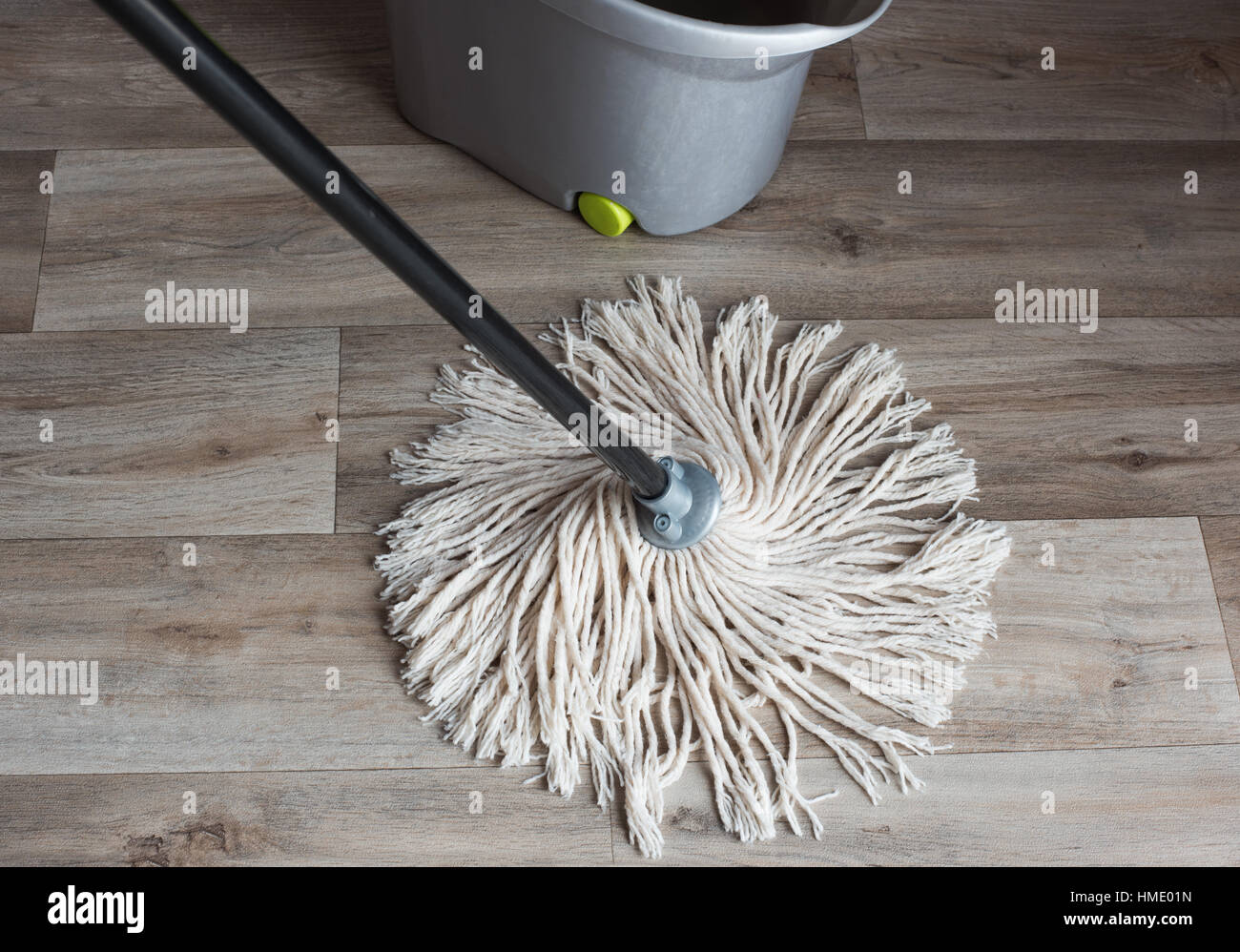 Waschen Sie Ihre Holzböden mit einem feuchten Tuch Stockfoto