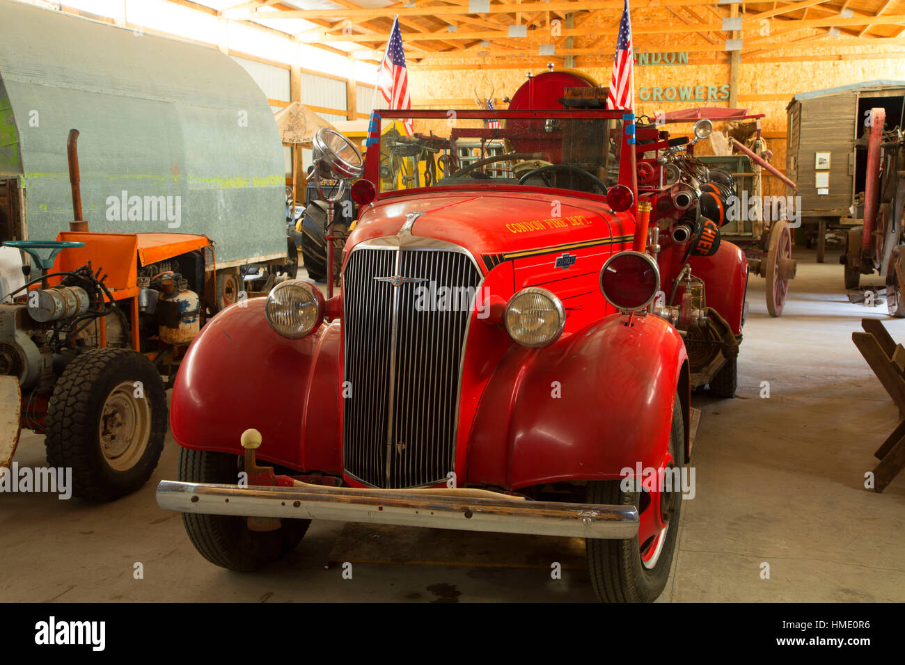 Löschfahrzeug in Landwirtschaft Gebäude, Gilliam County Historical Museum, Condon, Oregon Stockfoto