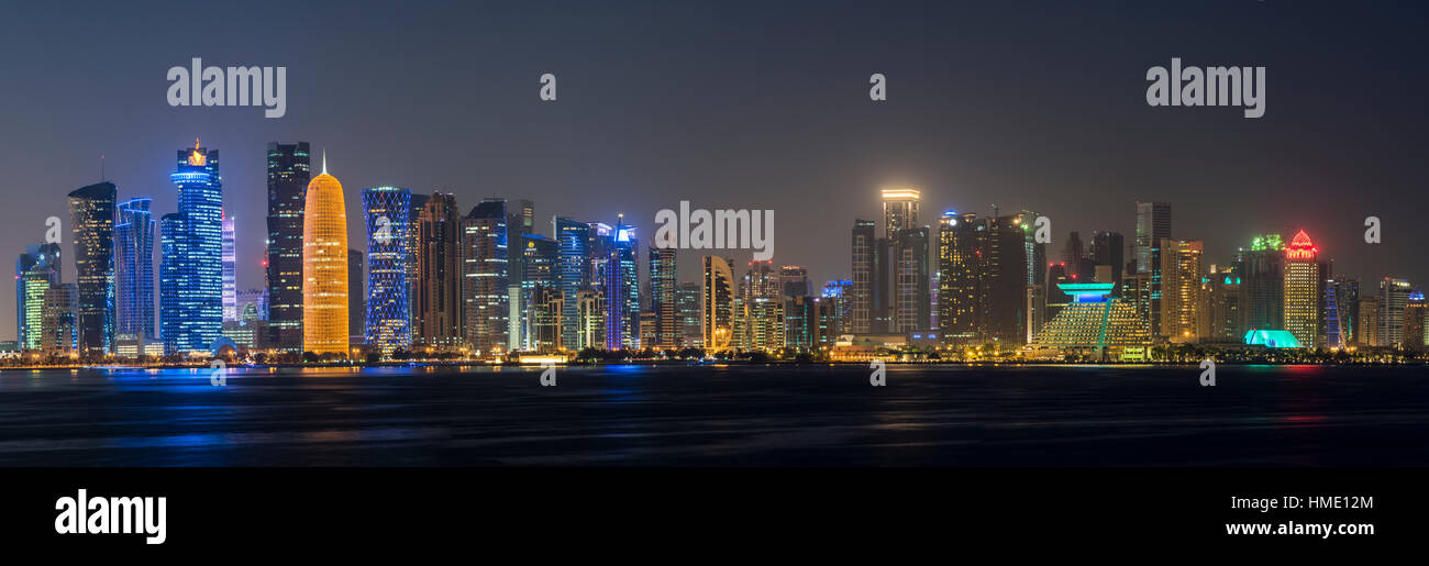 Panoramablick auf die Business-District-Skyline bei Nacht, Doha, Katar Stockfoto