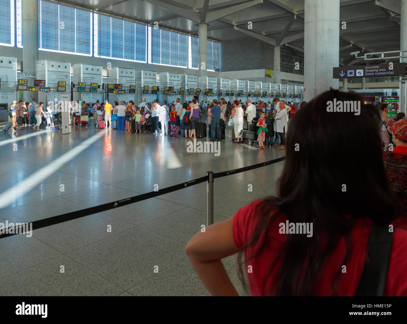 Malaga, Provinz Malaga, Costa Del Sol, Andalusien, Spanien.  Die Warteschlange am Flughafen-Check-in-Schalter.  Sommer.  Hochsaison. Stockfoto