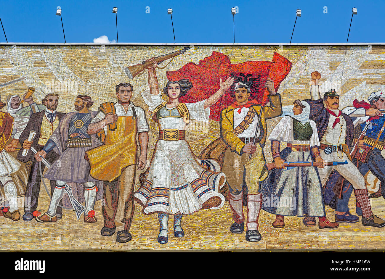 Tirana, Albanien.  Mosaik über das National History Museum in Skanderbeg-Platz mit Albanern zu verschiedenen Zeiten in der Geschichte des Landes. Stockfoto