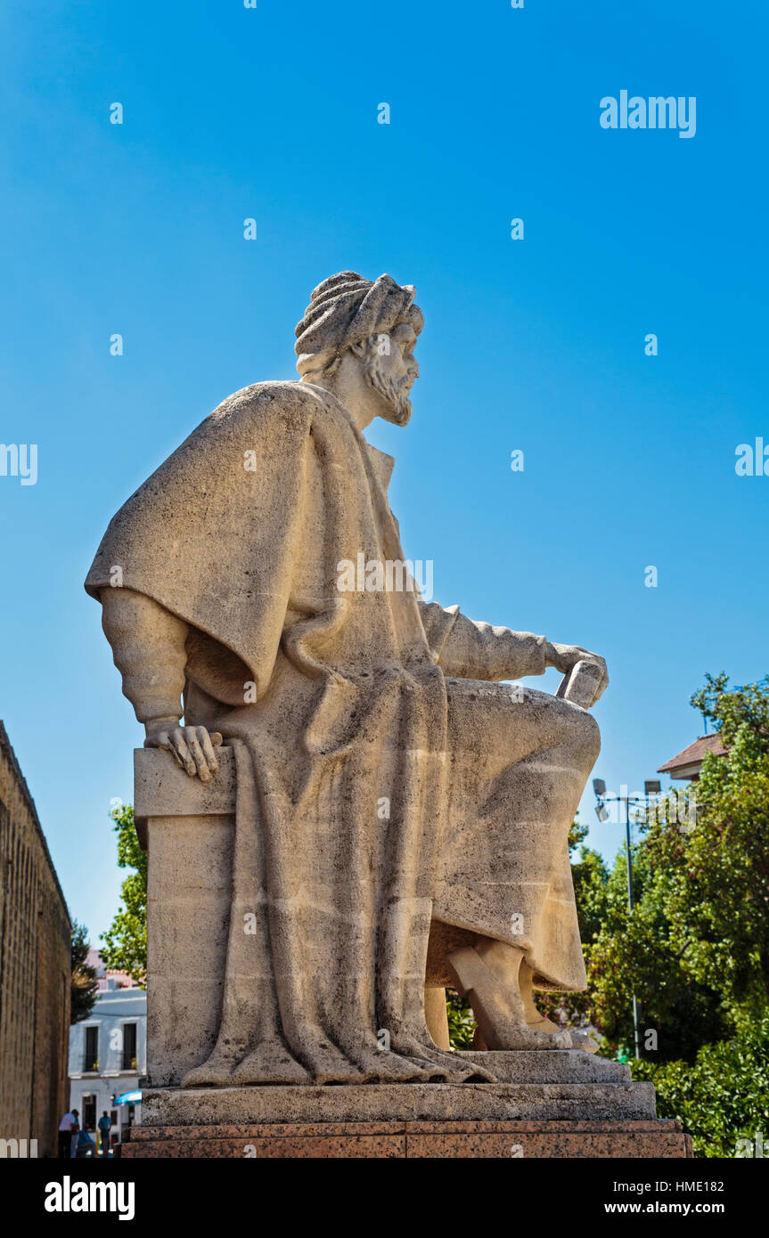 Cordoba, Provinz Córdoba, Andalusien, Spanien.  Statue des Averroes, muslimischer Universalgelehrter geboren in Córdoba 1126, Marrakesch, Marokko, starb 1198. Die historischen Ce Stockfoto