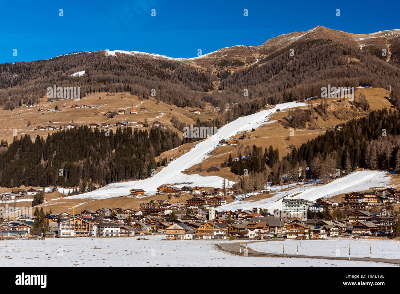 Skipiste mit Kunstschnee gemacht bei einem trockenen Winter in den Alpen, Sexten, Südtirol, Italien Stockfoto