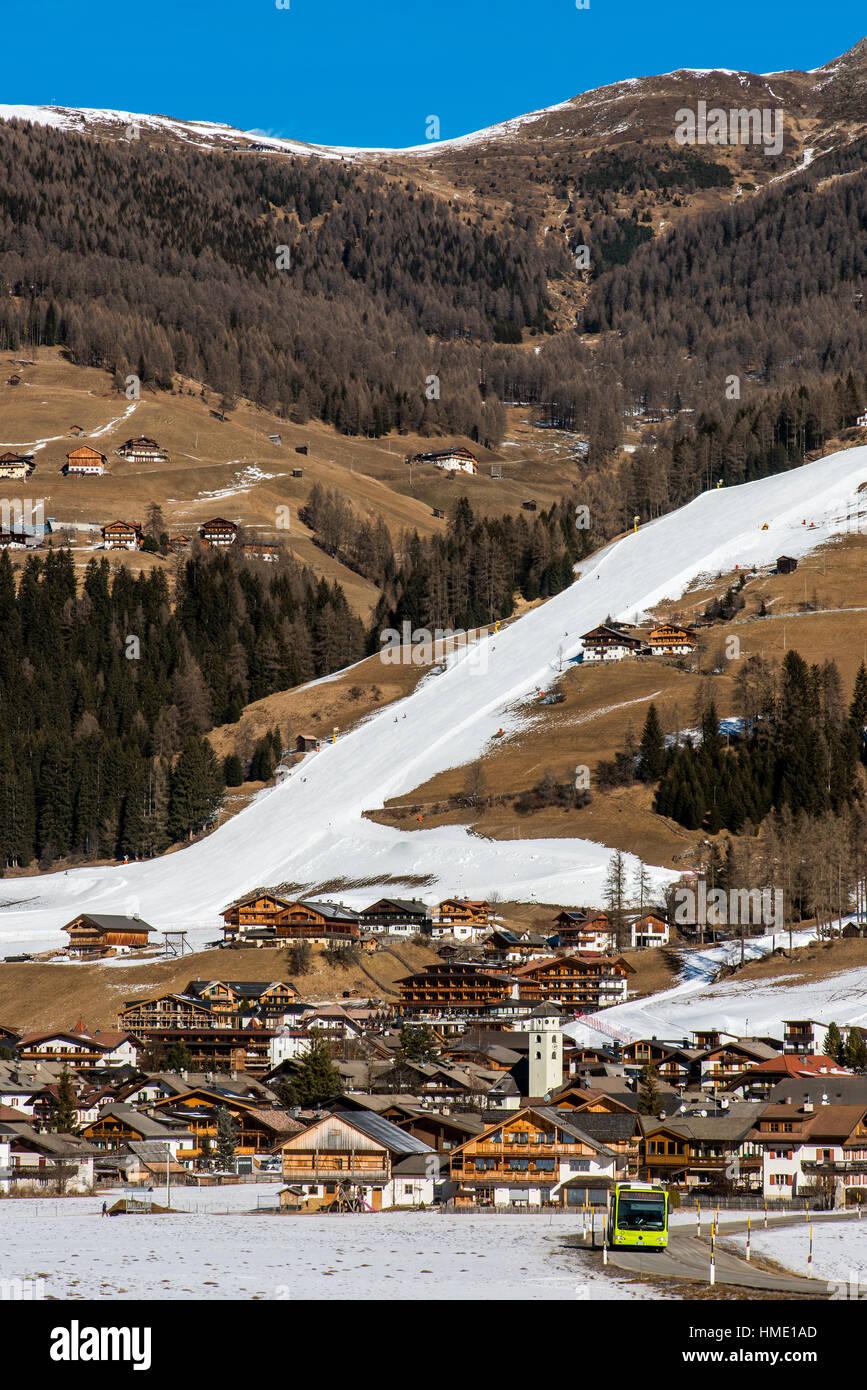 Skipiste mit Kunstschnee gemacht bei einem trockenen Winter in den Alpen, Sexten, Südtirol, Italien Stockfoto