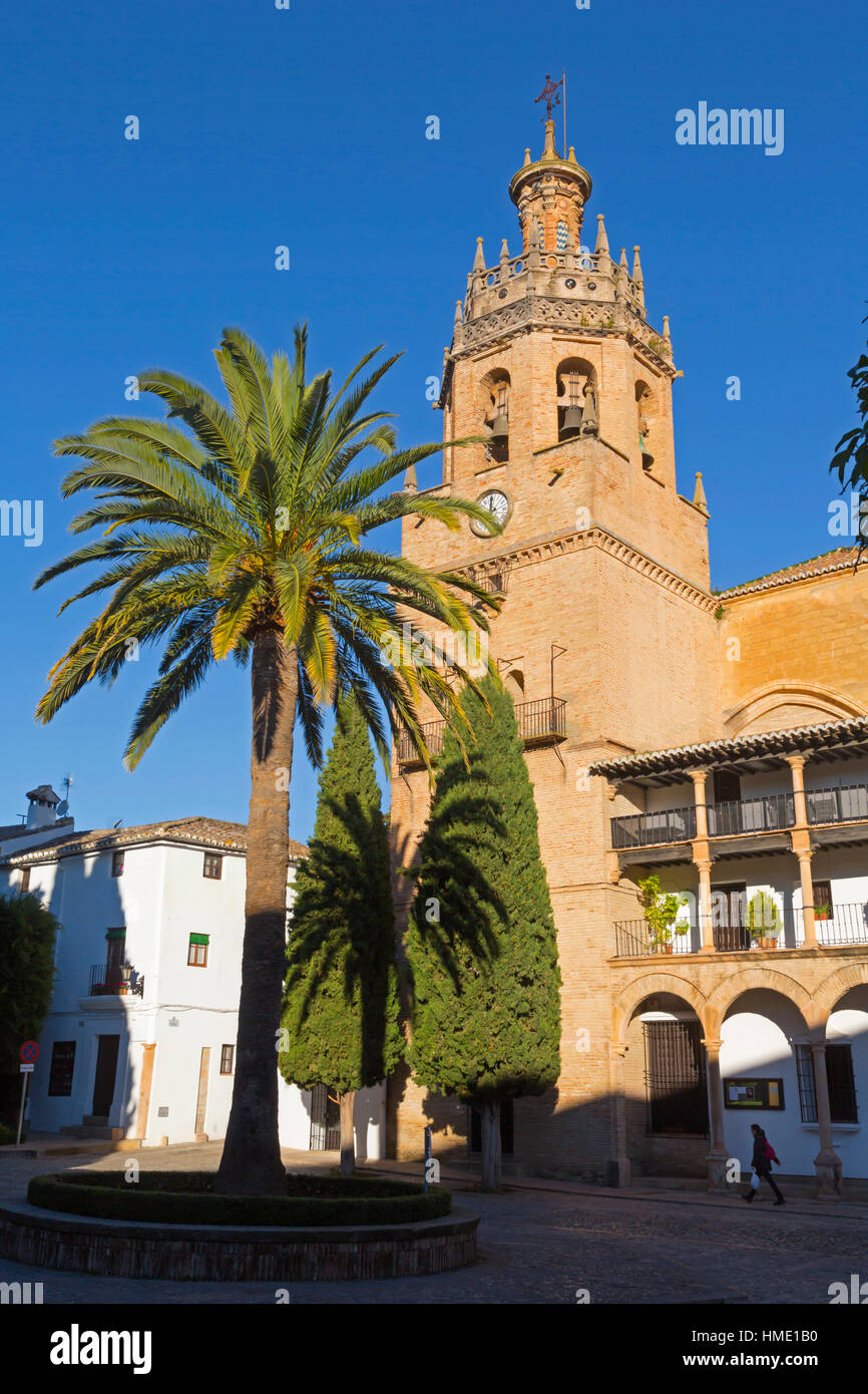 Ronda, Provinz Malaga, Andalusien, Südspanien. Kirche von Santa María la Mayor in Plaza Duquesa de Parcent. Stockfoto