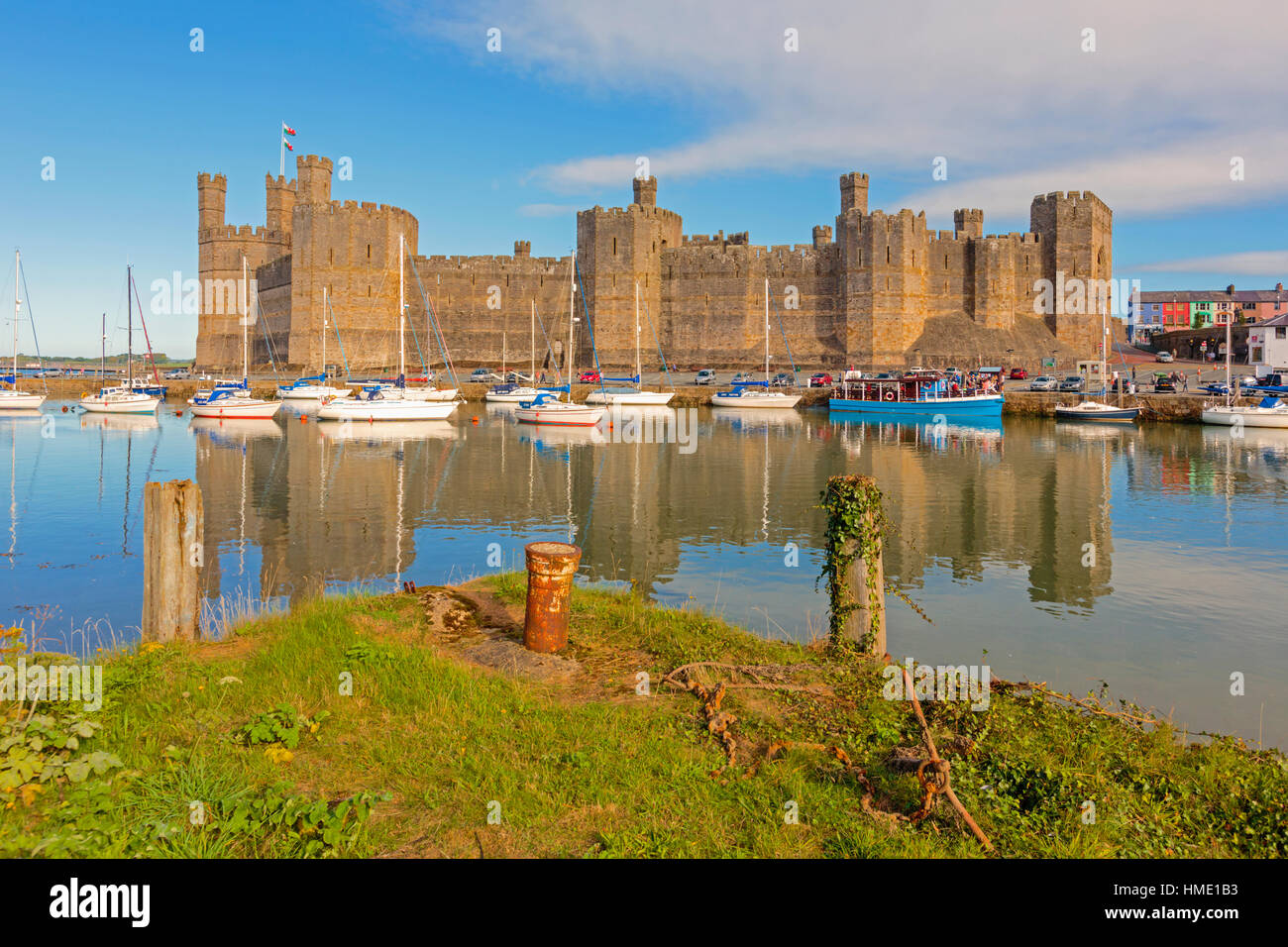 Caernarfon oder Carnarvon oder Caernarvon, Gwynedd, Wales, Vereinigtes Königreich.  Caernarfon Castle über den Fluss-Seiont gesehen.  Es ist Teil des UNESCO-Welt Stockfoto