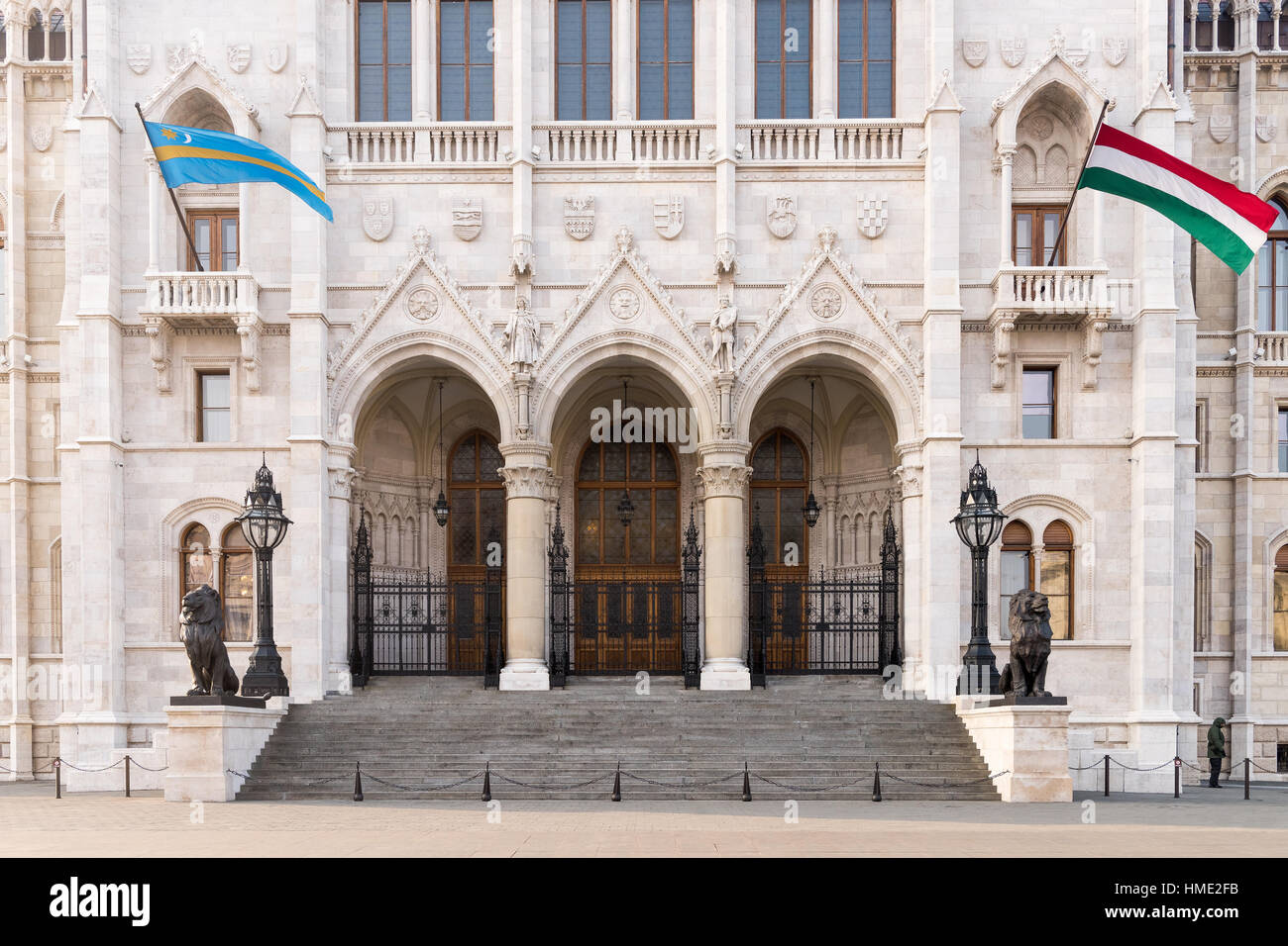 BUDAPEST, Ungarn - 2. Januar 2017: Eingang des ungarischen Parlamentsgebäude mit der ungarischen Flagge winken Stockfoto