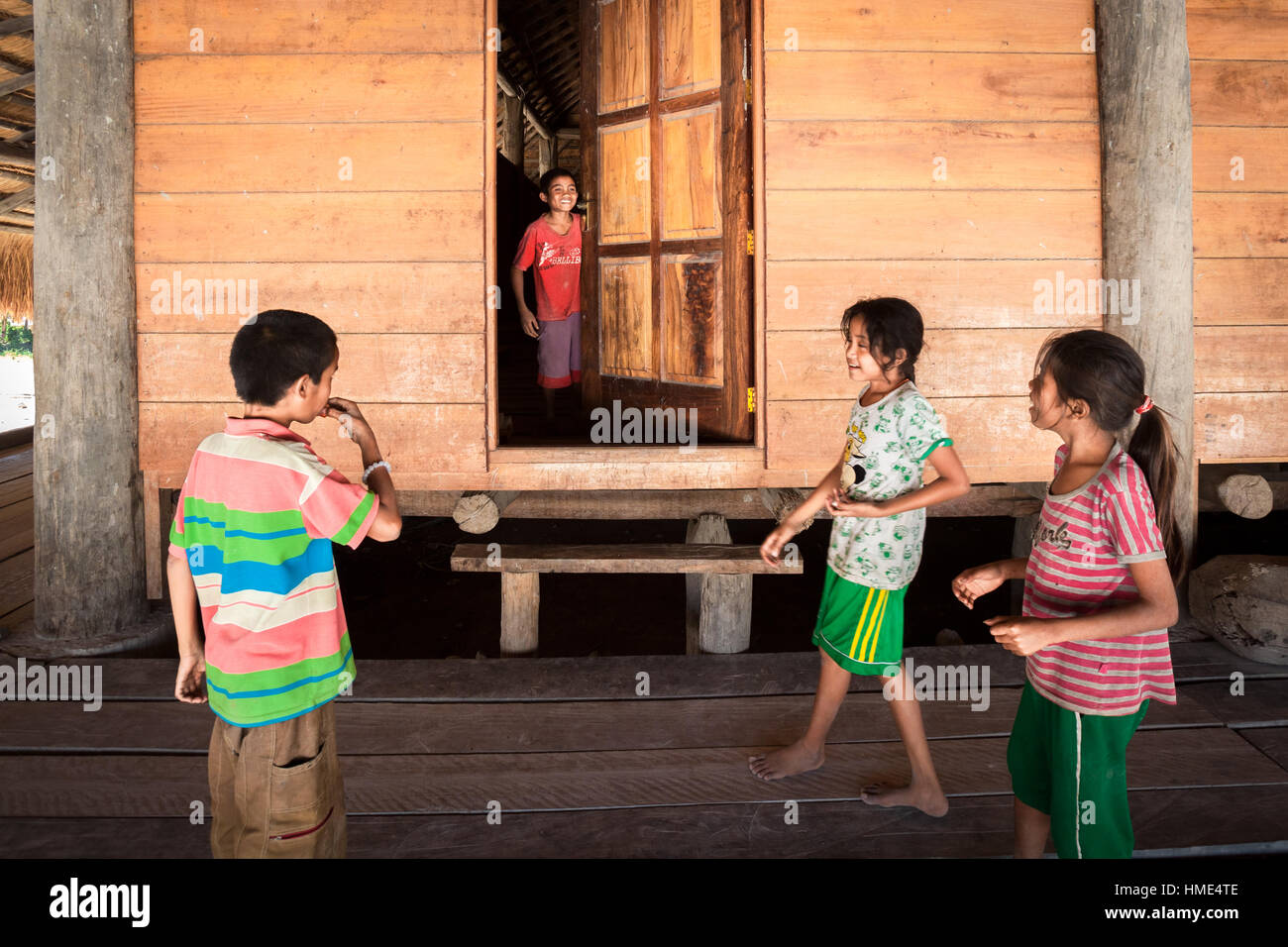 Kinder im Schulalter, die sich im sumbanesischen Gemeindehaus im traditionellen Dorf Praiyawang in Rindi, Ost-Sumba, Indonesien, erholten. Stockfoto