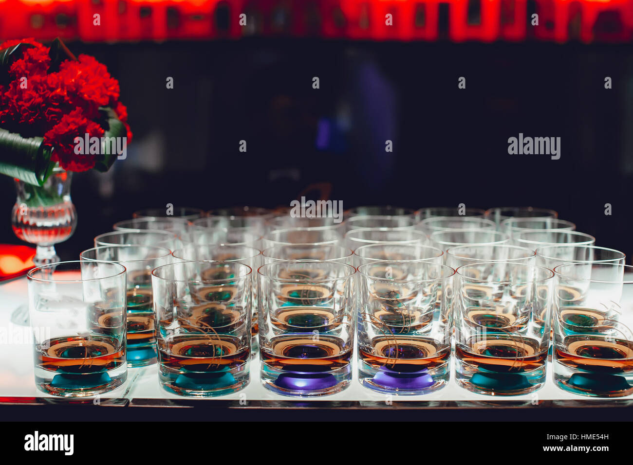 Viele Gläser mit Cognac auf der Leiste Nahaufnahme Stockfoto
