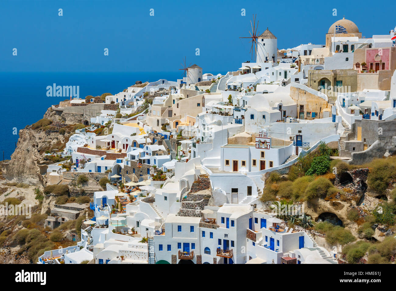 Häuser und Windmühle im Dorf Oia. Santorini Insel, Kykladen, Griechenland, Europa Stockfoto