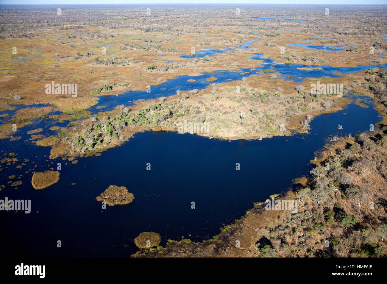 Luftaufnahme des Okavango Delta, Botswana. Das riesige Binnendelta ist vom Okavango River gebildet. Dieses fließt in das Delta, Erstellen einer Stockfoto
