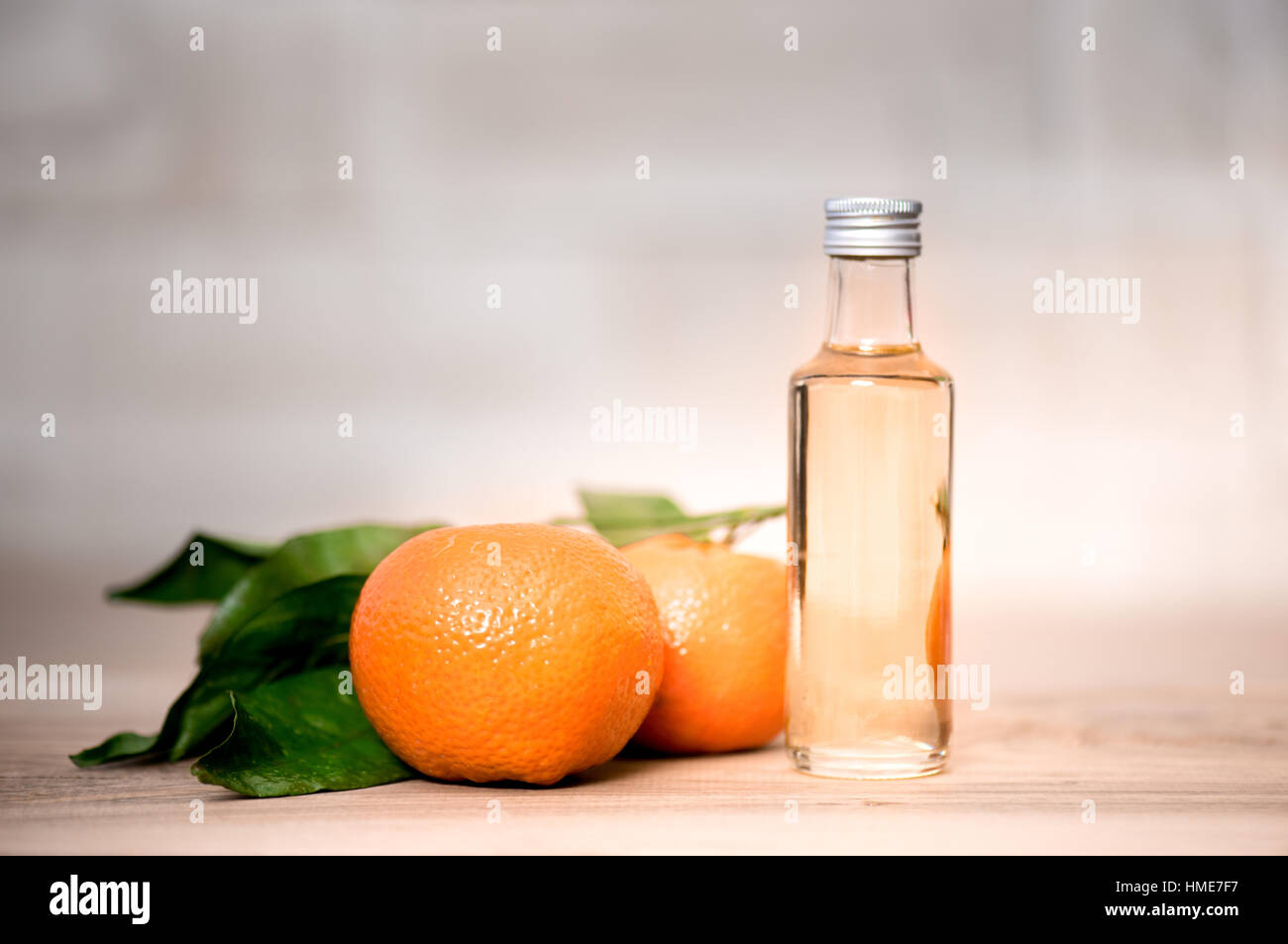 Flasche von Orangenöl auf einem Holztisch Stockfoto