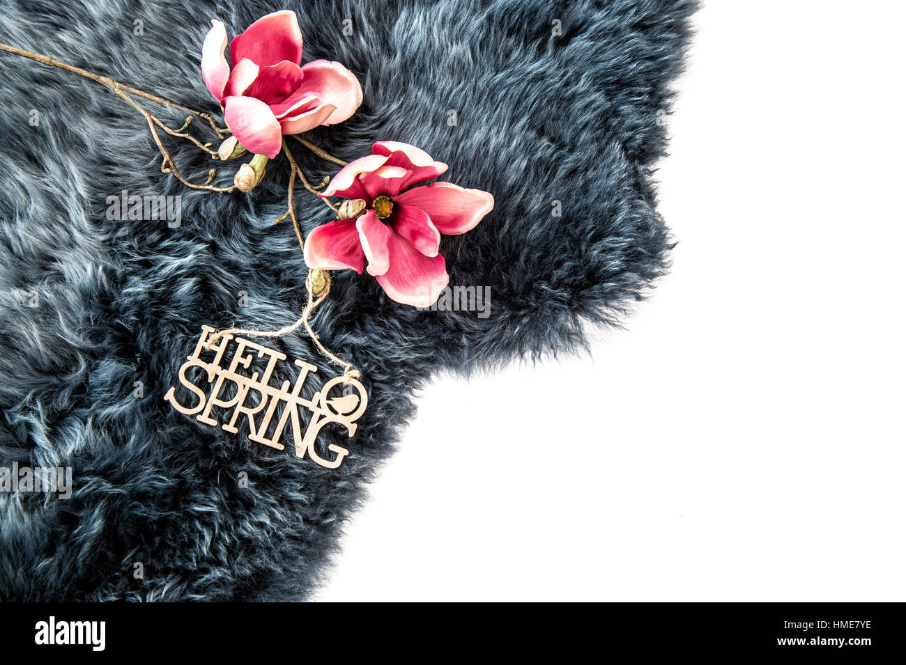 Frühling Blumen auf grauem Fell. Wolle-Textur Stockfoto