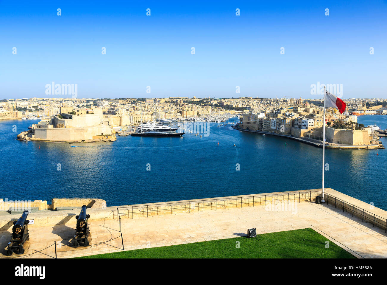 Blick über den grand Harbour, Valletta, Malta nach Brig, einzelne und Fort St. Angelo mit den Kanonen von upper Barakka Gardens im Vordergrund Stockfoto