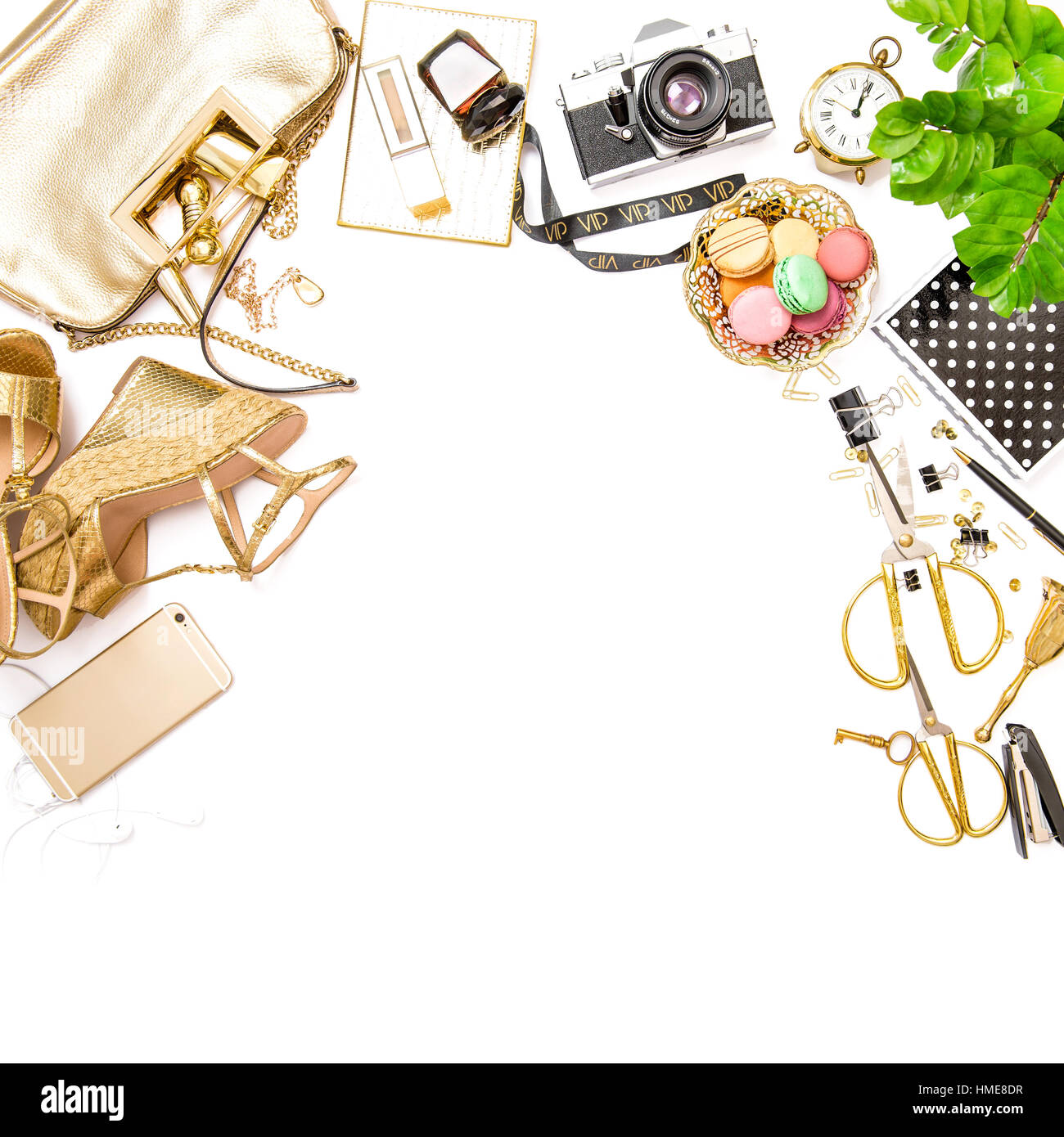 Mode flach legen für social Media Website. Feminine Accessoires, Tasche, Schuhe, Bürobedarf, Telefon, Grünpflanze auf weißen Tisch Hintergrund. Platz im Stockfoto