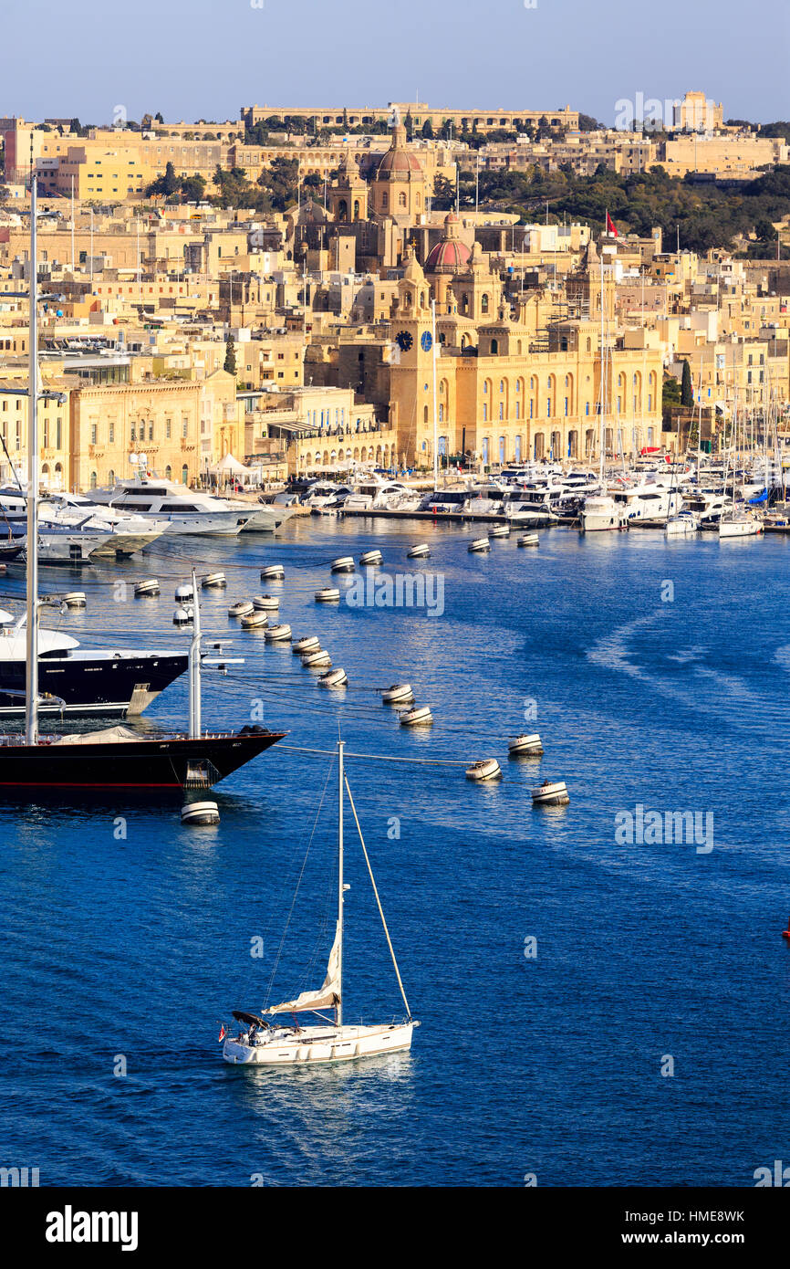 Blick über den Grand Harbour, Valetta, Malta, die super-Yachten auf Birgu Stockfoto