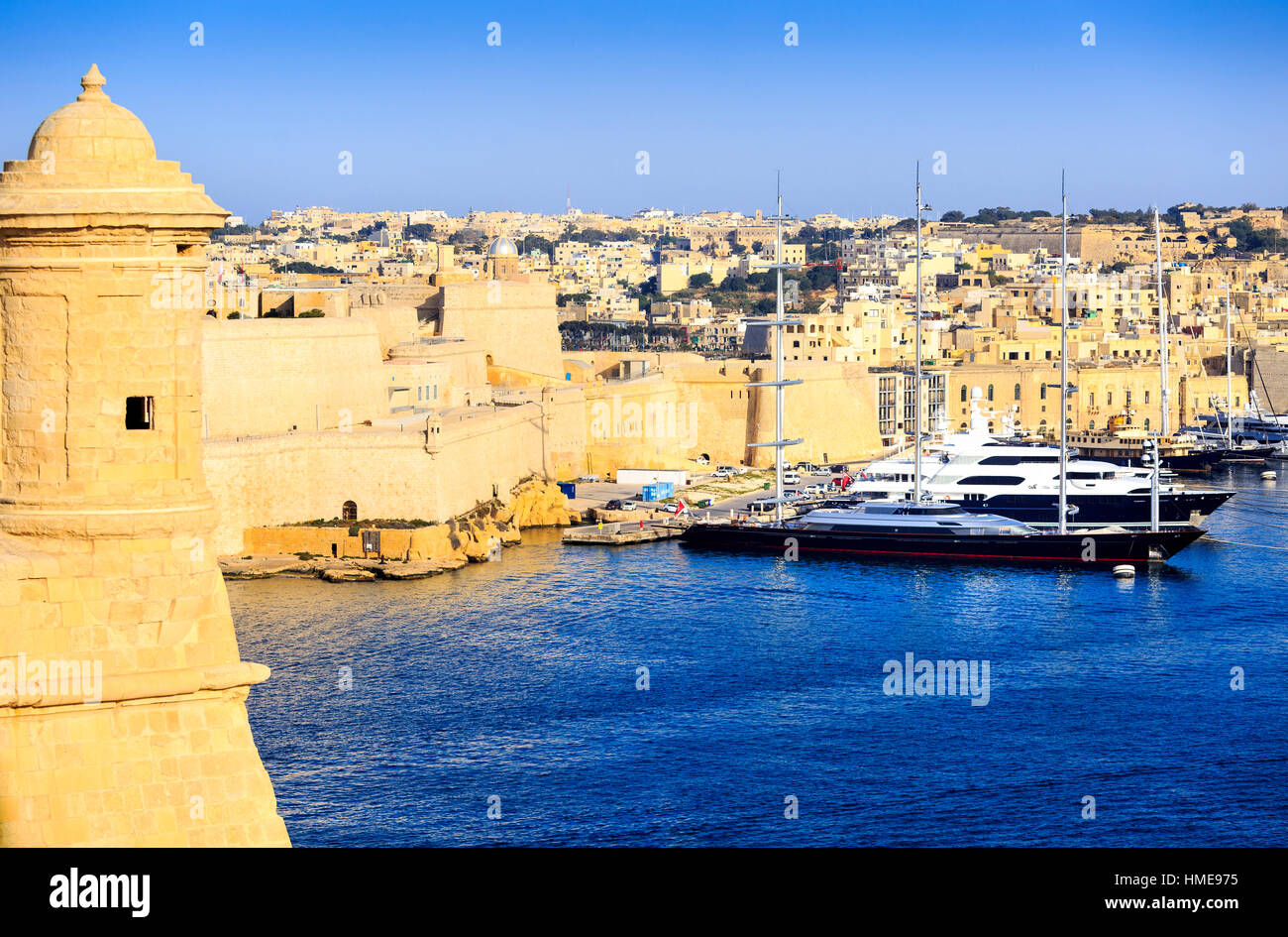 Blick auf den Grand Harbour Valletta, Malta mit Blick auf Birgu und Senglea Fort St. Angelo Stockfoto