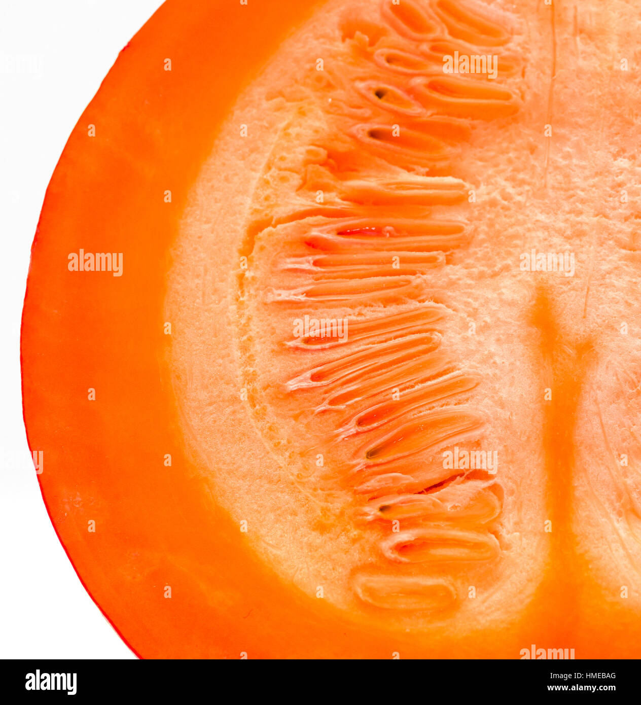 Die Innenseiten der Red Kuri squash - Orange Hokkaido Kürbis isoliert auf weiss. Uchiki Kuri Squash, japanische Squash oder Baby rot Hubbard Squash photographe Stockfoto