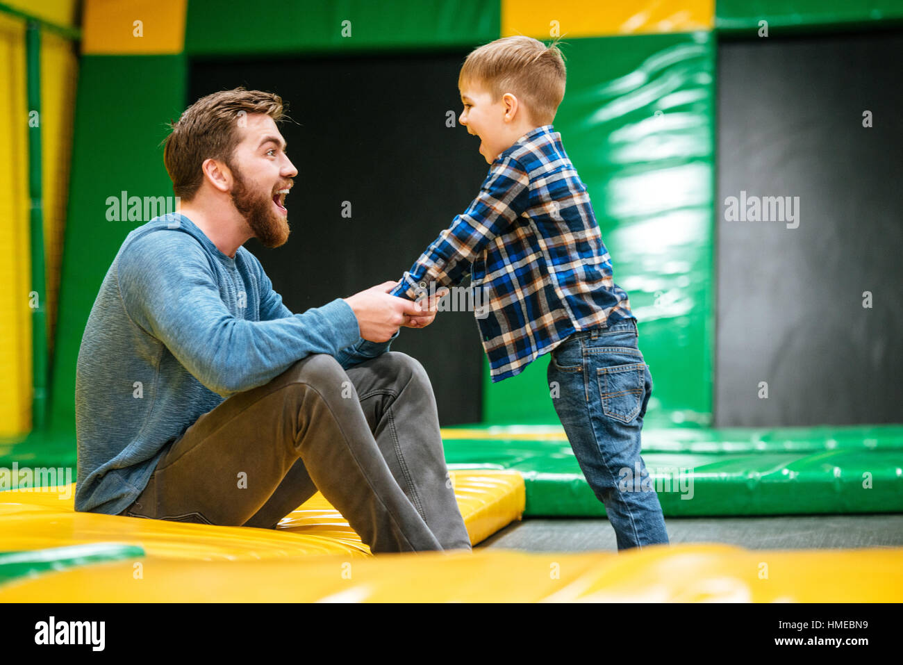 Fröhliche Vater und Sohn Spaß haben und spielen zusammen im indoor-Spielplatz Stockfoto