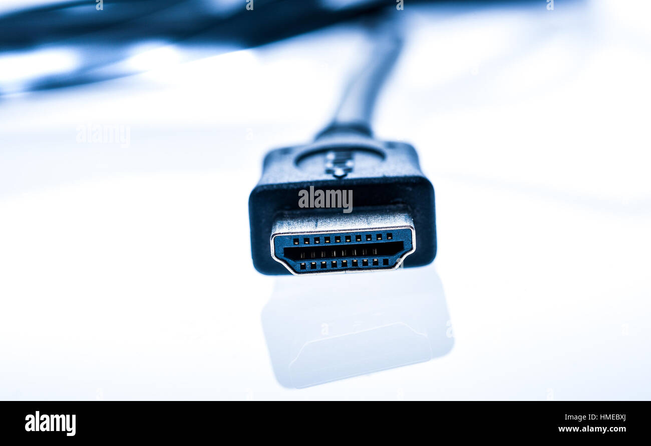 Schwarz audio video HDMI-Kabel vom Computer isoliert auf weißem Hintergrund. Nahaufnahme von home-Entertainment-Anschlusskabel für Audio und Video. Stockfoto