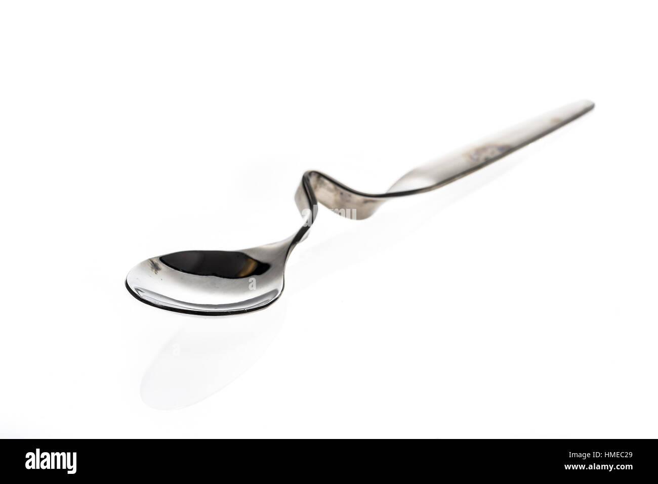 Spezielles Design Silber Kaffeelöffel isoliert auf weiss. Besonderes Stück Besteck und Geschirr mit einer gebogenen Bogen-Kurve für die einfachere Verwendung. Stockfoto