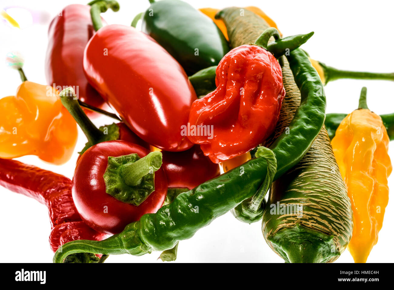 Andere Sorte von Peperoni - eine Reihe von Chilis, isoliert auf weiss. Hot Pepper mazedonischen Fransen, Sarit Gat, Red Cherry, Cayenne, Serrano, Haba Stockfoto