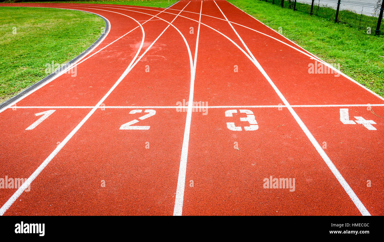 Startnummern Sie auf sportliche Laufbahn im Stadion. Eine neue Ausführung Track oder Sport Anlage mit Gummi- und Latex Tartan Lauffläche. Stockfoto