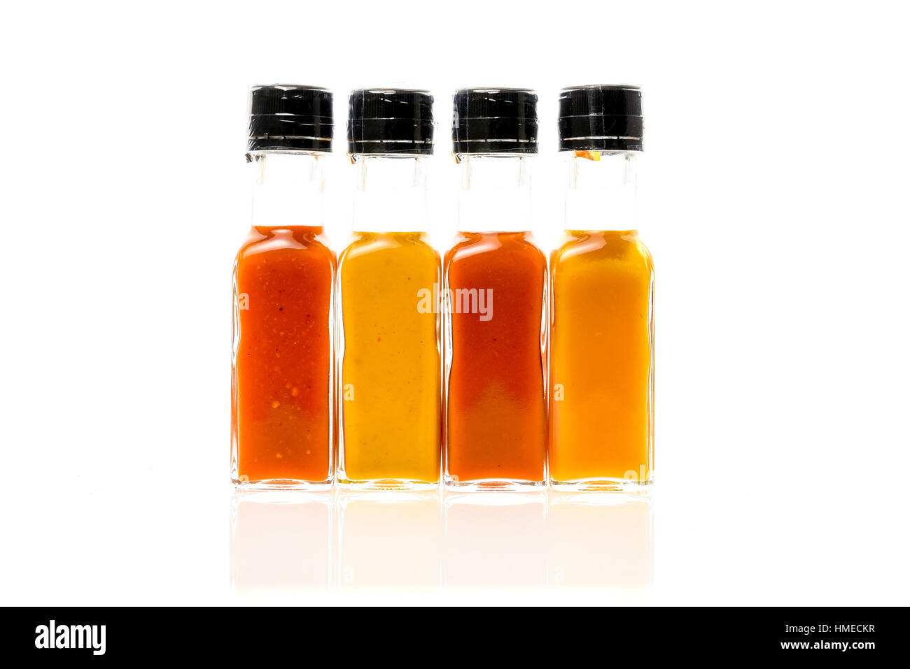 Andere Farbe nach Hause machte heißen Soße in Glasflaschen. Gelb, braun, Senf und rote Farbe kalte Saucen mit Bio-Öko-Zutaten. Quadrat b 100ml Stockfoto