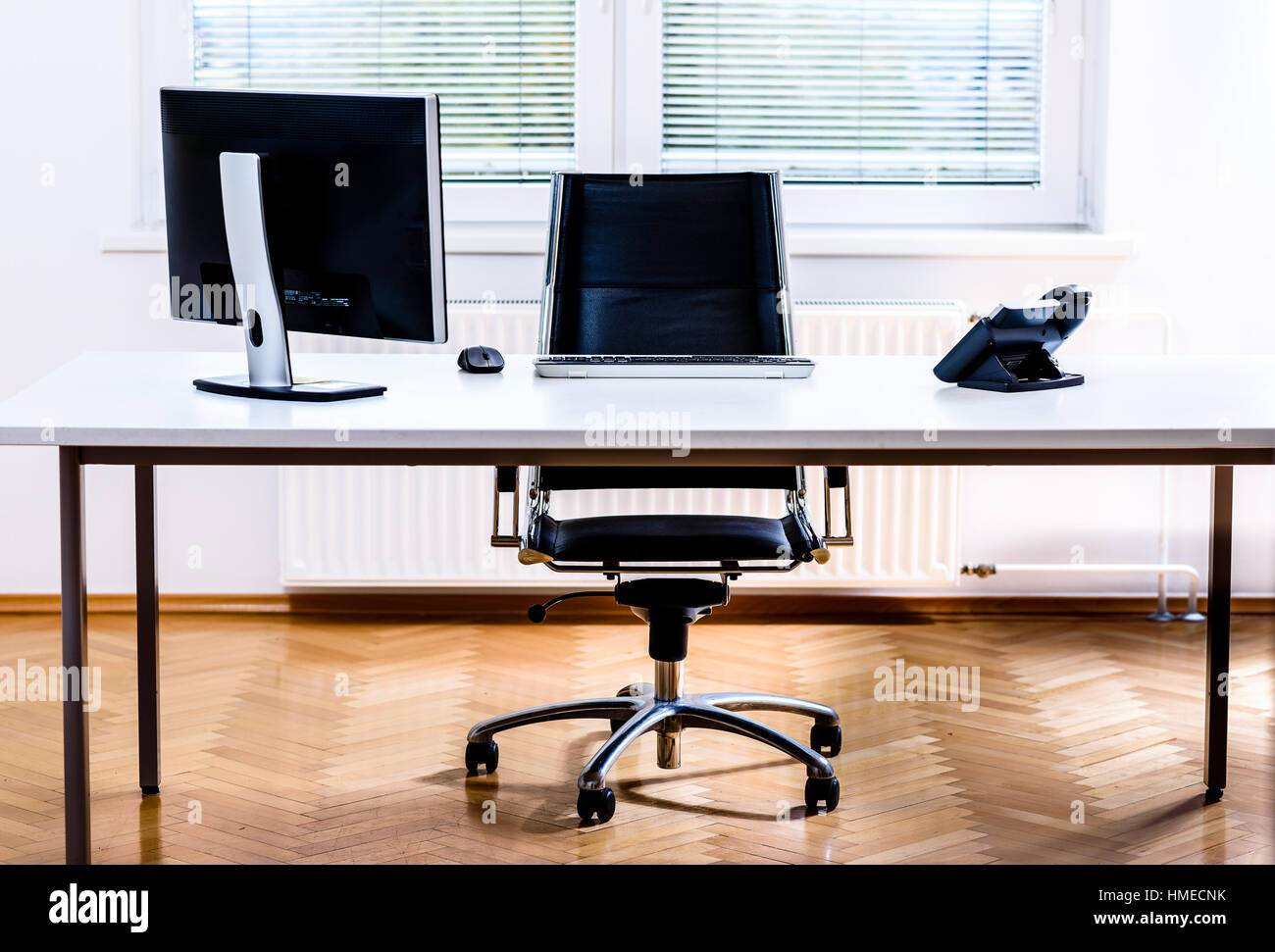 Moderne leeren Raum Schreibtisch mit Stuhl, Computer und Telefon. Konzept der corporate Stellenangebot, Förderung, Finanzwelt und Wirtschaft im Allgemeinen. Stockfoto