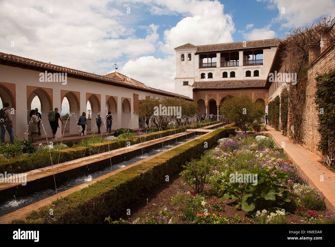 Touristen besuchen die Wasserspiele im Palacio de Generalife Palast