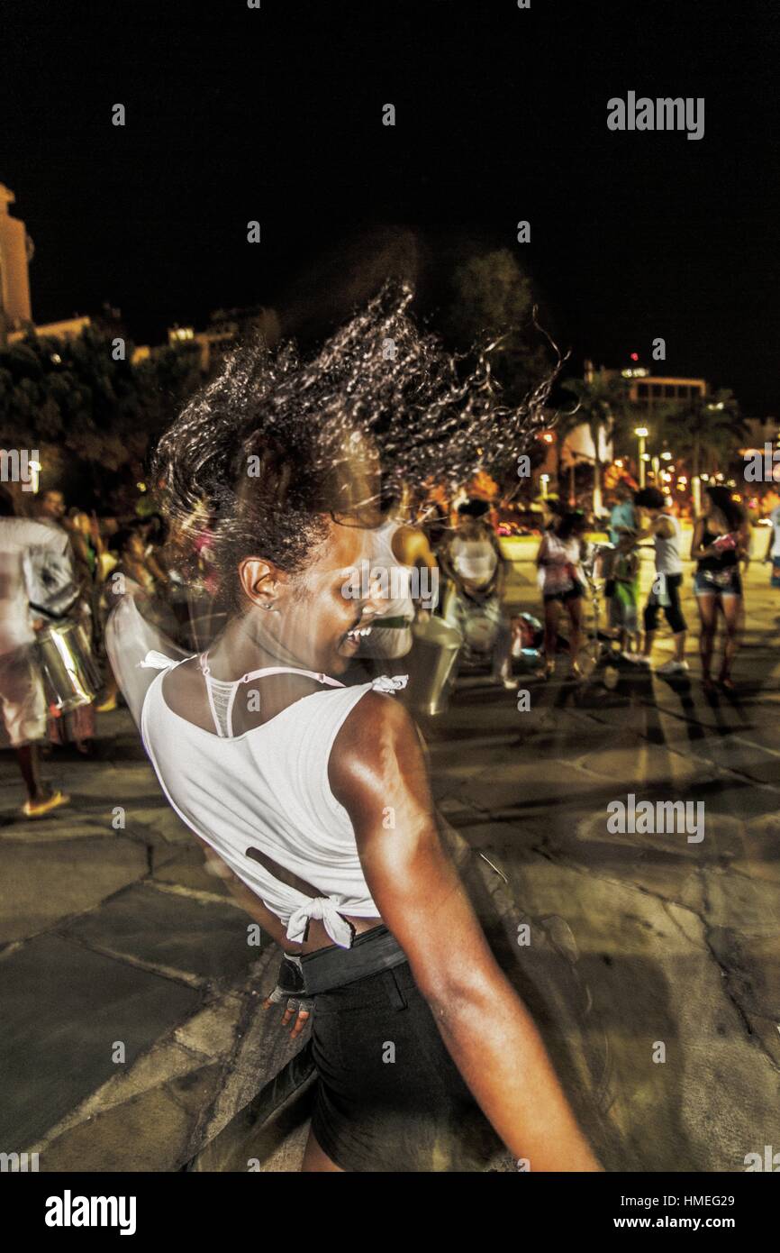 Brasilien, Rio de Janeiro. Probe der bloco das cacheadas, ein Karneval drums Gruppe von Mädchen mit lockigem Haar an der Praca cardeal Camara, Lapa Bezirk Stockfoto