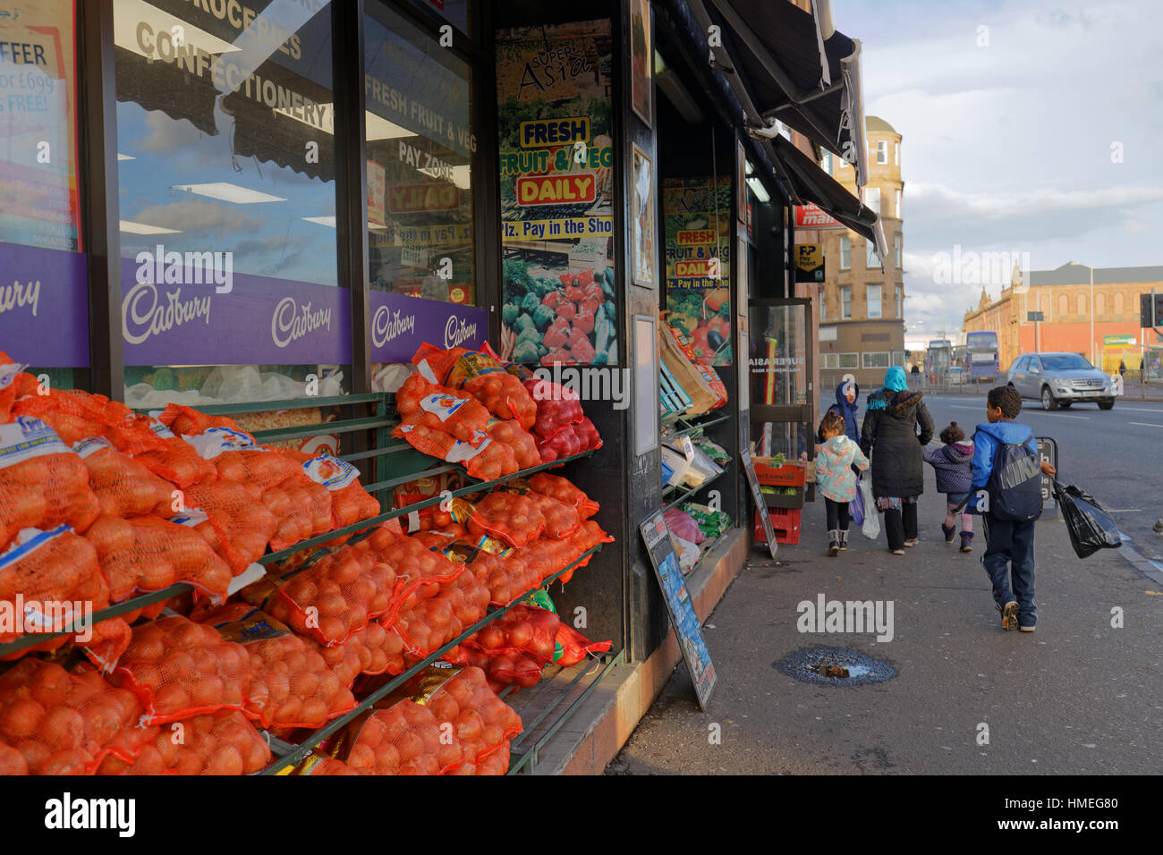 Asiatische Familie Flüchtling gekleidet Hijab Schal auf Straße in der UK alltägliche Szene Stockfoto