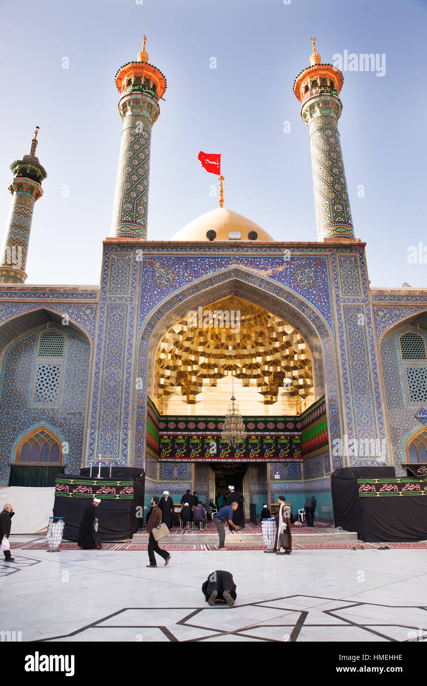 Vergoldete Dekoration auf gefliesten Wänden und Torbögen, Fatima Masumeh Heiligtum, Qom, Iran Stockfoto